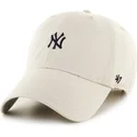 gorra-curva-beige-ajustable-clean-up-base-runner-mini-logo-de-new-york-yankees-mlb-de-47-brand
