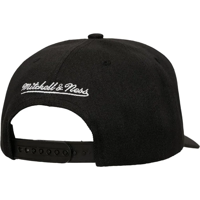 svart-kurvad-snapback-keps-tilted-pro-fran-chicago-bulls-nba-av-mitchell-ness