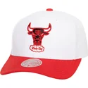 vit-och-rod-kurvad-keps-snapback-team-2-tone-20-pro-fran-chicago-bulls-nba-av-mitchell-ness