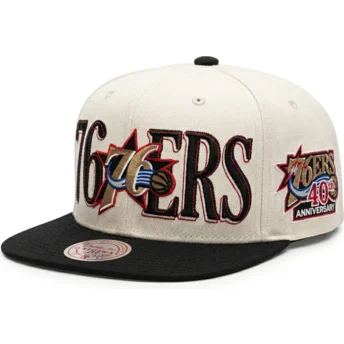 Schwarze und beige Flatcap Snapback Across The Board der Philadelphia 76ers NBA von Mitchell & Ness