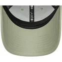 grune-gebogene-verstellbare-damenkappe-9forty-beaded-von-new-era