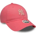 rosa-bojd-justerbar-keps-med-beige-logotyp-for-dam-9twenty-league-essential-midi-fran-new-york-yankees-mlb-av-new-era