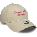 beige-verstellbare-curved-cap-fur-damen-9twenty-living-the-dream-slogan-von-new-era