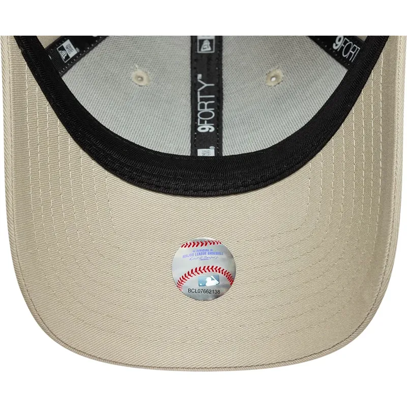 beige-justerbar-kurvad-keps-med-gron-logotyp-for-dam-9forty-league-essential-fran-los-angeles-dodgers-mlb-av-new-era