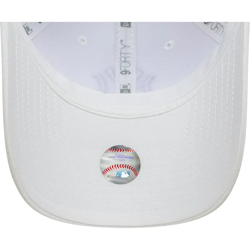 weisse-verstellbare-curved-cap-mit-violettem-logo-fur-damen-9forty-league-essential-der-new-york-yankees-mlb-von-new-era