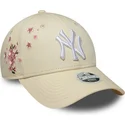 gorra-curva-beige-ajustable-para-mujer-9forty-floral-icon-side-de-new-york-yankees-mlb-de-new-era