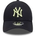 marinbla-bojd-keps-justerbar-med-gul-logotyp-9forty-league-essential-fran-new-york-yankees-mlb-av-new-era