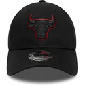 svart-justerbar-kurvad-keps-med-svart-logotyp-9forty-team-outline-fran-chicago-bulls-nba-av-new-era