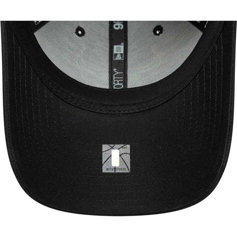 svart-justerbar-kurvad-keps-med-svart-logotyp-9forty-team-outline-fran-chicago-bulls-nba-av-new-era