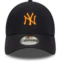 justerbar-marinbla-truckerkeps-med-orange-logotyp-9forty-homefield-midi-fran-new-york-yankees-mlb-av-new-era