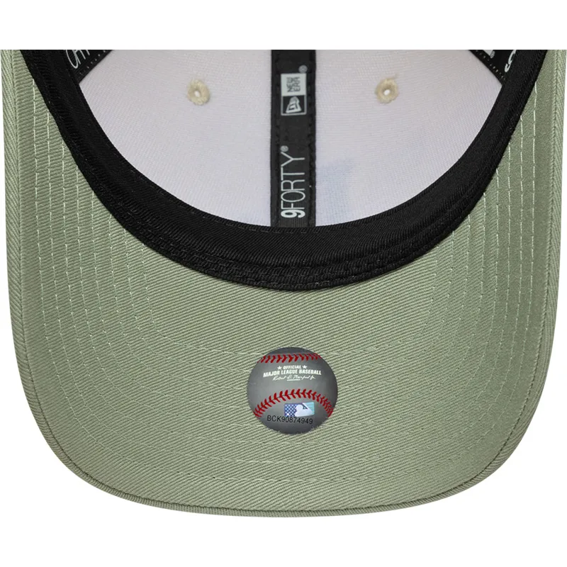 beige-och-gron-kurvad-keps-snapback-med-gront-9forty-m-crown-side-script-logotyp-fran-los-angeles-dodgers-mlb-av-new-era