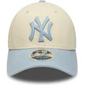 gorra-curva-beige-y-azul-snapback-con-logo-azul-9forty-m-crown-side-script-de-new-york-yankees-mlb-de-new-era