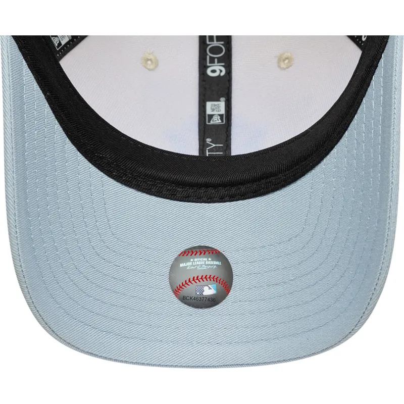 cap-ivelt-bezhov-snapbek-9forty-m-crown-side-script-new-york-yankees-mlb-new-era