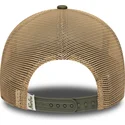 beige-och-gron-trucker-keps-9forty-m-crown-a-frame-fran-new-era