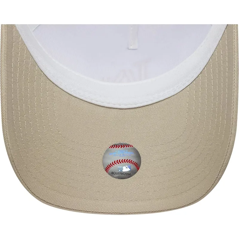 beige-och-vit-trucker-keps-med-beige-logotyp-a-frame-league-essential-fran-los-angeles-dodgers-mlb-av-new-era