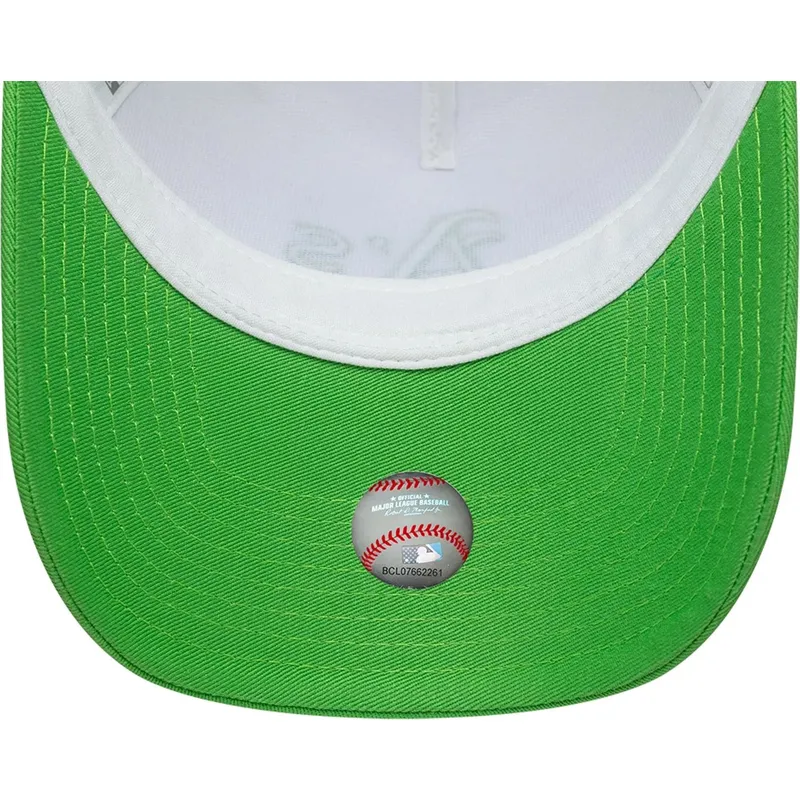 grune-und-weisse-trucker-cap-mit-grunem-logo-a-frame-league-essential-von-oakland-athletics-mlb-von-new-era