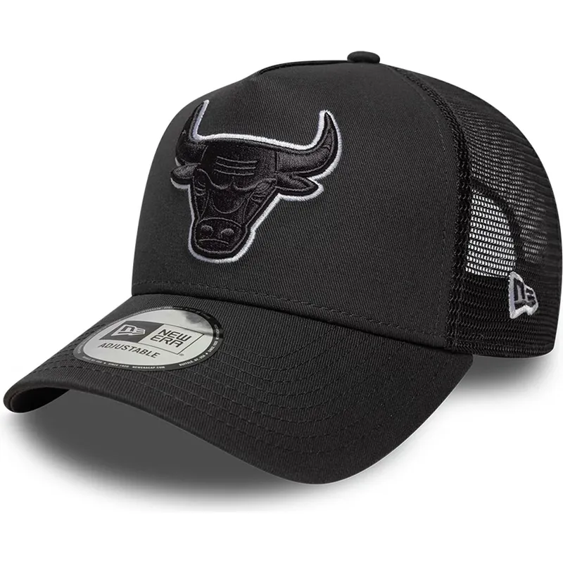 svart-trucker-keps-med-svart-a-frame-outline-logotyp-fran-chicago-bulls-nba-av-new-era