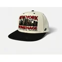 gorra-plana-beige-y-negra-snapback-nysky-skylines-the-snap-de-homenage