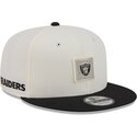 beige-und-schwarze-flache-snapback-kappe-9fifty-training-pack-2026-der-las-vegas-raiders-nfl-von-new-era