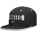 schwarze-flache-kappe-verstellbar-primetime-dri-fit-true-structured-round-bill-von-new-york-yankees-mlb-von-nike