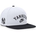 sapkak-lapos-feher-snapback-cooperstown-dri-fit-pro-structured-square-bill-new-york-yankees-mlb-nike