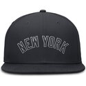 marineblaue-flache-fitted-kappe-dri-fit-true-structured-round-bill-der-new-york-yankees-mlb-von-nike