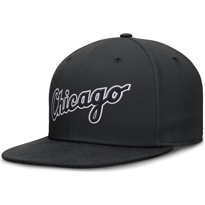 schwarze-flache-fitted-kappe-dri-fit-true-structured-round-bill-der-chicago-white-sox-mlb-von-nike schwarze-flache-fitted-kappe-dri-fit-true-structured-round-bill-der-chicago-white-sox-mlb-von-nike