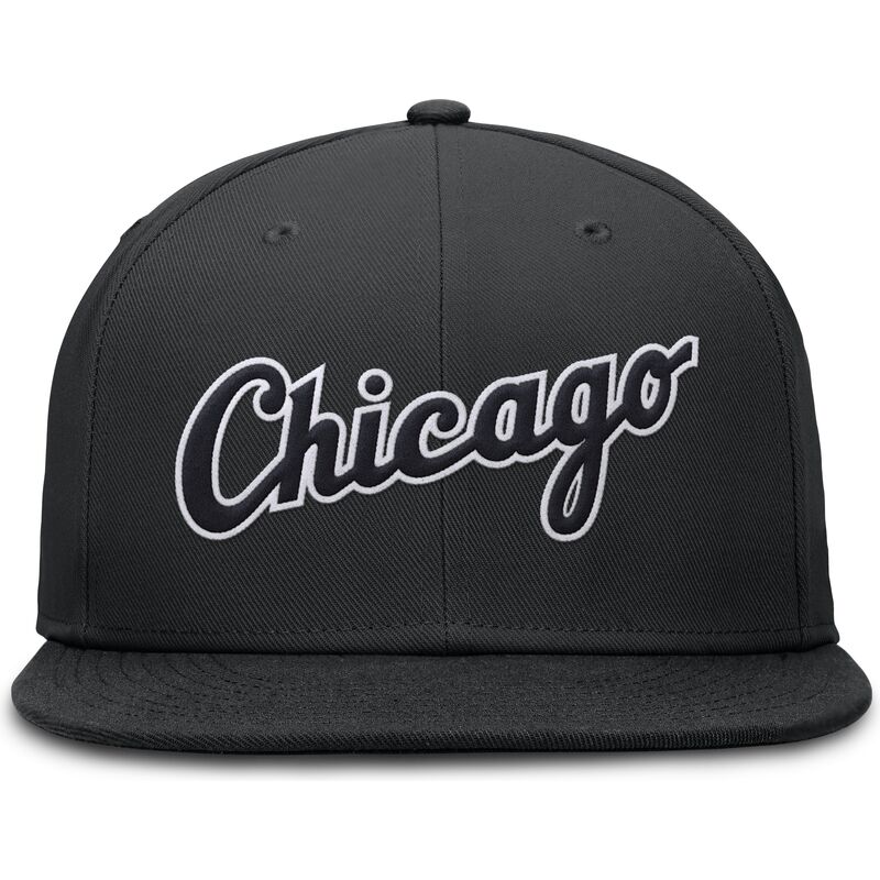 schwarze-flache-fitted-kappe-dri-fit-true-structured-round-bill-der-chicago-white-sox-mlb-von-nike schwarze-flache-fitted-kappe-dri-fit-true-structured-round-bill-der-chicago-white-sox-mlb-von-nike