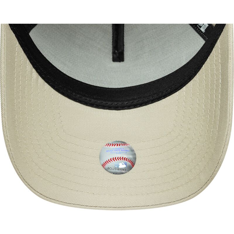 sapkak-ivelt-bezs-snapback-dorado-e-frame-metallic-outline-new-york-yankees-mlb-new-era