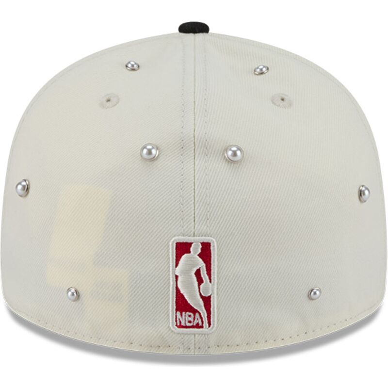 sapkak-ivelt-bezs-illesztett-59fifty-beads-na-lifestyle-f1-chicago-bulls-nba-new-era sapkak-ivelt-bezs-illesztett-59fifty-beads-na-lifestyle-f1-chicago-bulls-nba-new-era