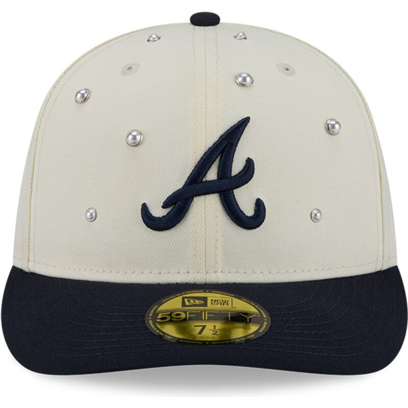 sapkak-ivelt-bezs-illesztett-59fifty-beads-na-lifestyle-f1-atlanta-braves-mlb-new-era sapkak-ivelt-bezs-illesztett-59fifty-beads-na-lifestyle-f1-atlanta-braves-mlb-new-era