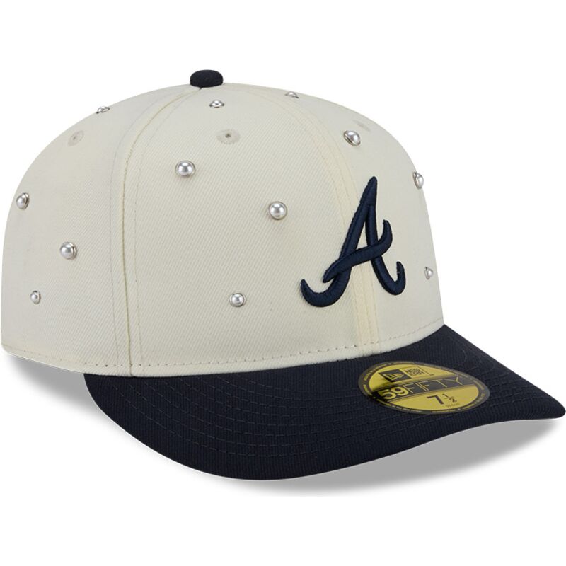 sapkak-ivelt-bezs-illesztett-59fifty-beads-na-lifestyle-f1-atlanta-braves-mlb-new-era sapkak-ivelt-bezs-illesztett-59fifty-beads-na-lifestyle-f1-atlanta-braves-mlb-new-era