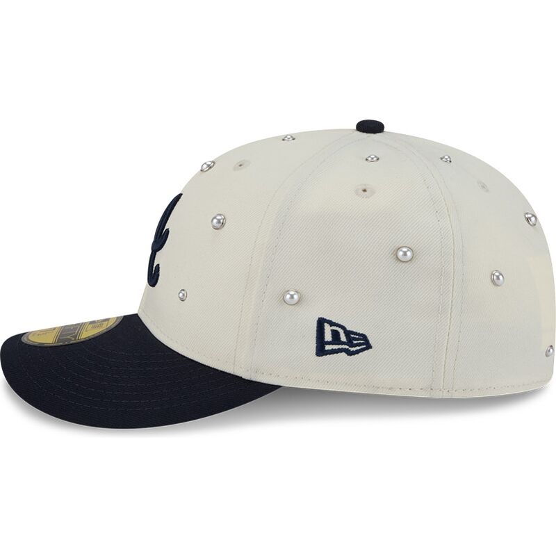 sapkak-ivelt-bezs-illesztett-59fifty-beads-na-lifestyle-f1-atlanta-braves-mlb-new-era sapkak-ivelt-bezs-illesztett-59fifty-beads-na-lifestyle-f1-atlanta-braves-mlb-new-era