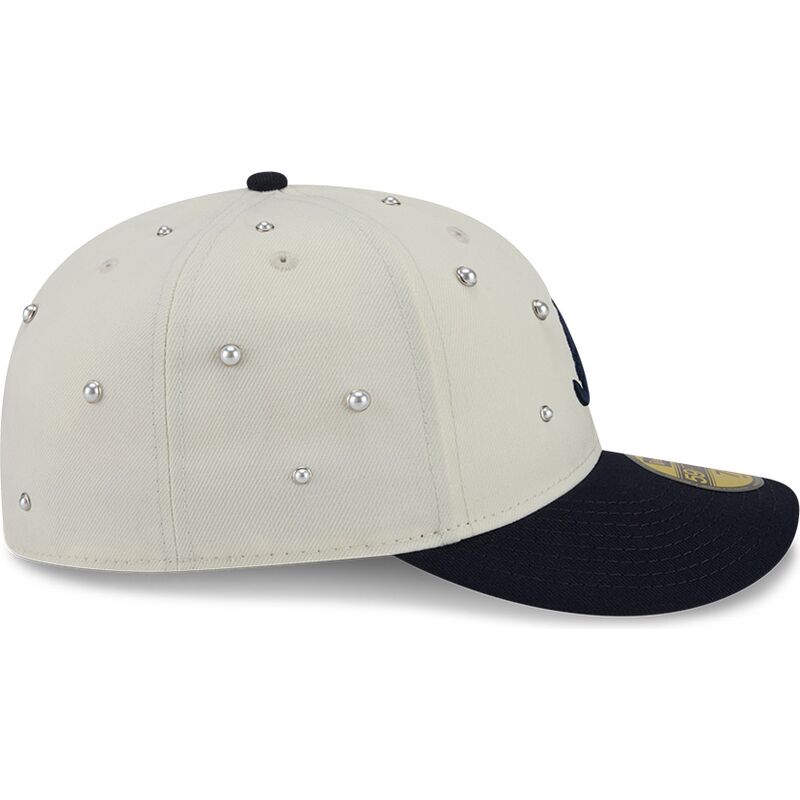 sapkak-ivelt-bezs-illesztett-59fifty-beads-na-lifestyle-f1-atlanta-braves-mlb-new-era sapkak-ivelt-bezs-illesztett-59fifty-beads-na-lifestyle-f1-atlanta-braves-mlb-new-era