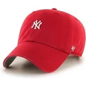 rote-kappe-mit-gebogenem-schirm-und-kleinem-mlb-new-york-yankees-logo-von-47-brand