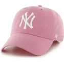 rosa-gebogener-schirmkappe-mit-grossem-frontlogo-der-mlb-new-york-yankees-von-47-brand